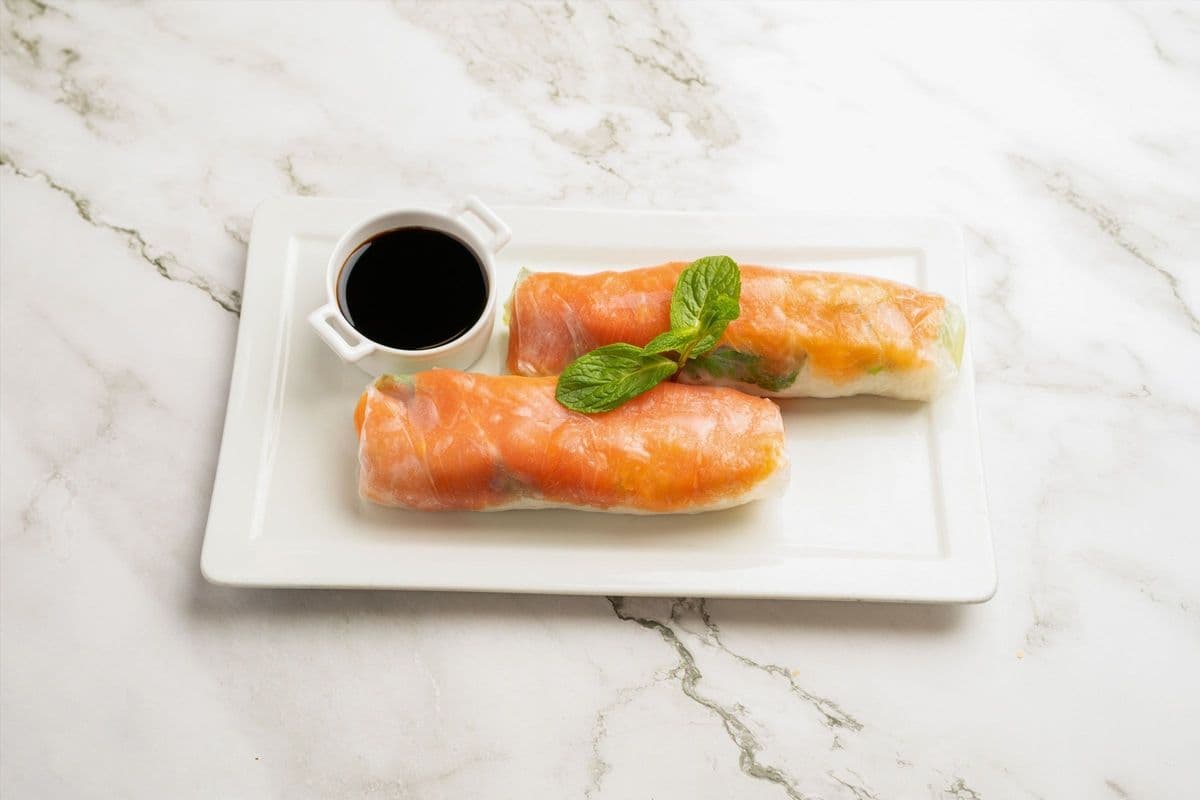 Smoked Salmon Rolls/Gỏi cuốn cá hồi hun khói (comes in 2 roll)