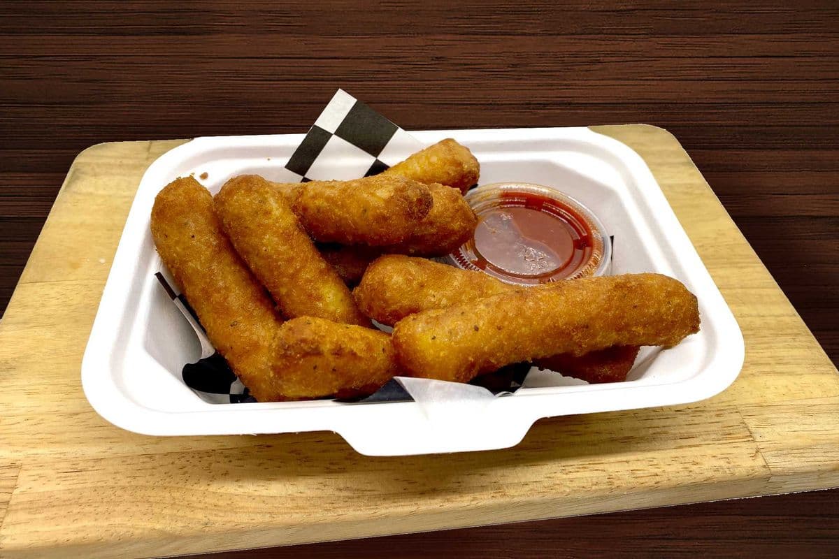 Mozzarella Sticks with Marinara Sauce (8 pcs)