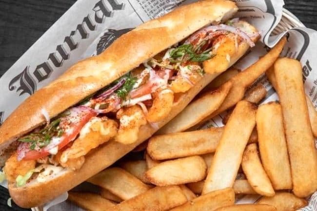 Po'boy aux crevettes croustillantes / Crispy Shrimp Po'boy (Frites / Fries)