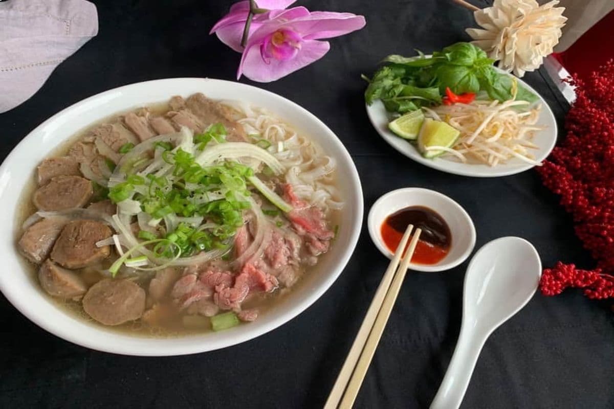 N6. Rare, Well Done Beef and Meat Balls with Rice Noodle Soup / Phở Tái Nạm Bò Viên