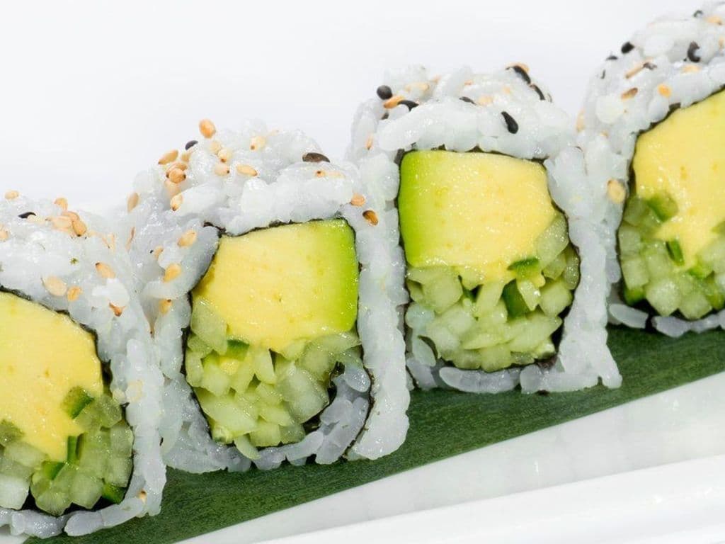 VM06. Avocado Cucumber Roll (6 Pcs)