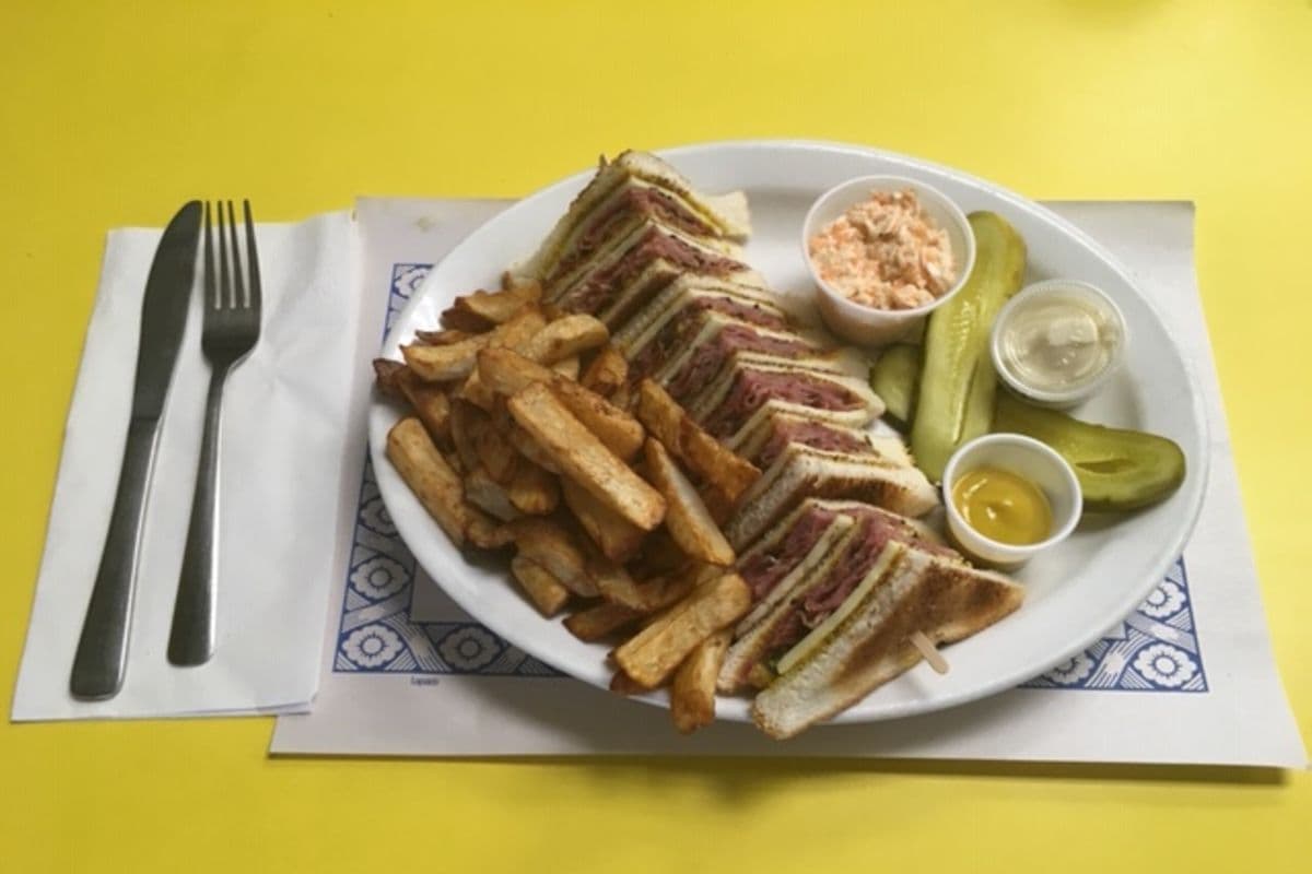 Club viande fumée garni avec fromage / Club Smoked Meat Garni with Cheese