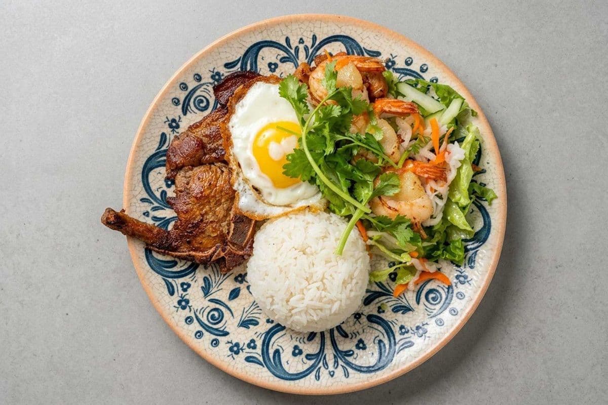 50. Cơm sườn, gà, tôm, ốp la