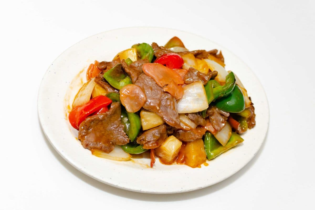 043 Sauteed Beef with Pineapple, Pickled Ginger and Bell Peppers 紫蘿炒牛肉
