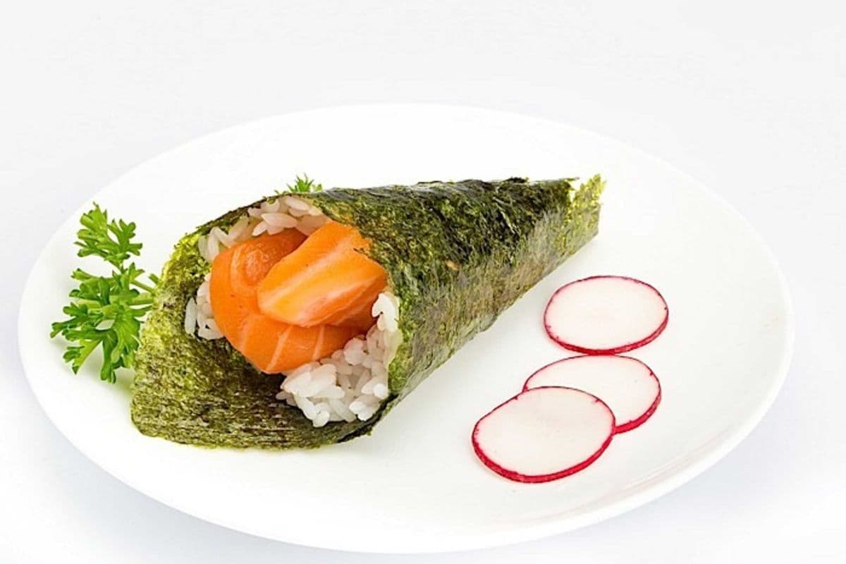 45H. Salmon Hand Roll (1pc)