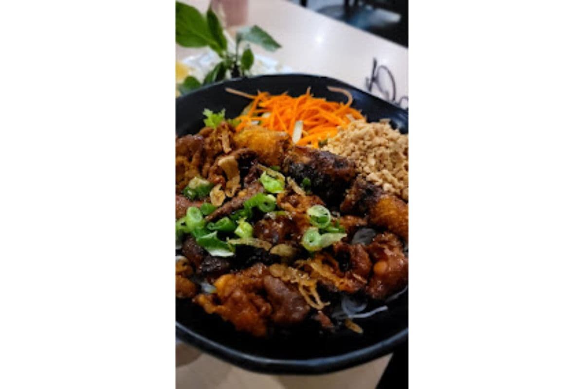V4.Grilled Lemongrass Chicken &Pork Slices Vermicelli-燒雞粉絲同春卷-Bún Gà Nướng Thịt Nướng