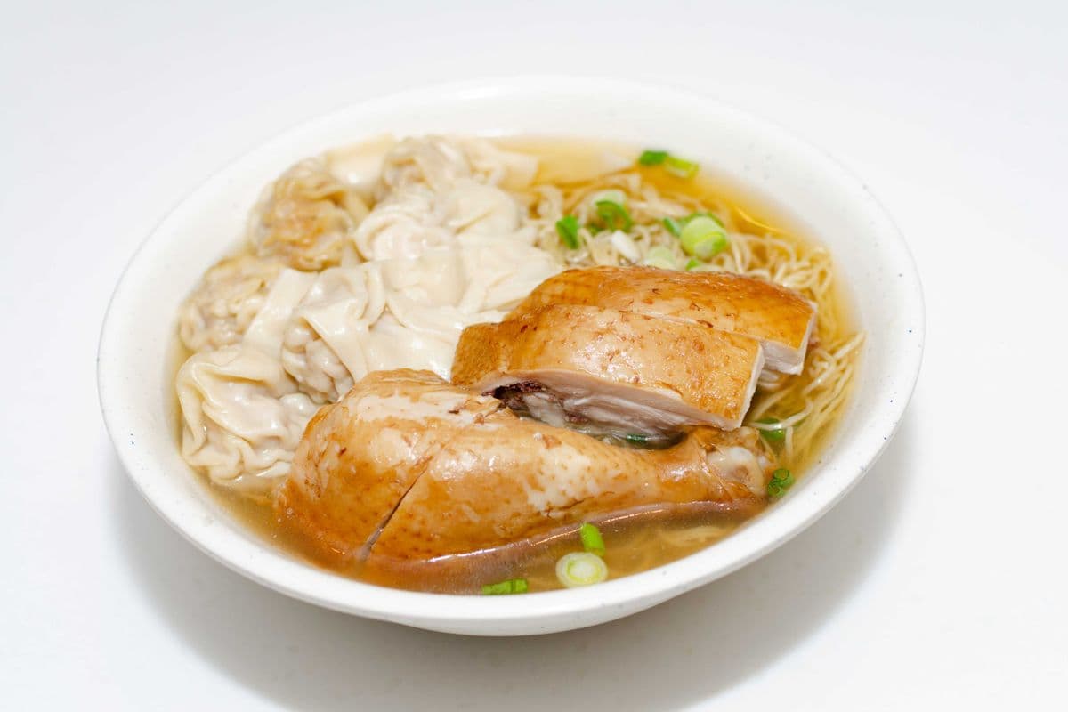 174 Soy Chicken and Wonton with Noodle in Soup 油雞雲吞麺