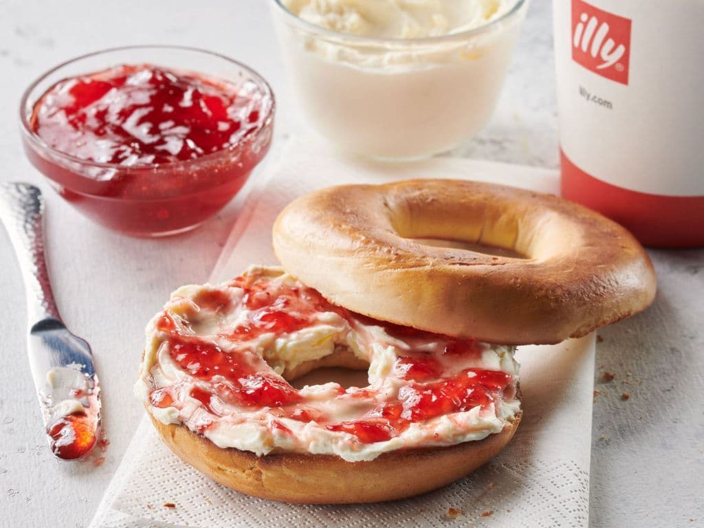 Bagel et fromage à la crème et confiture
