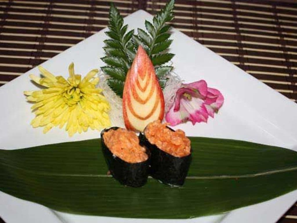 Spicy Salmon Sushi (2pcs)