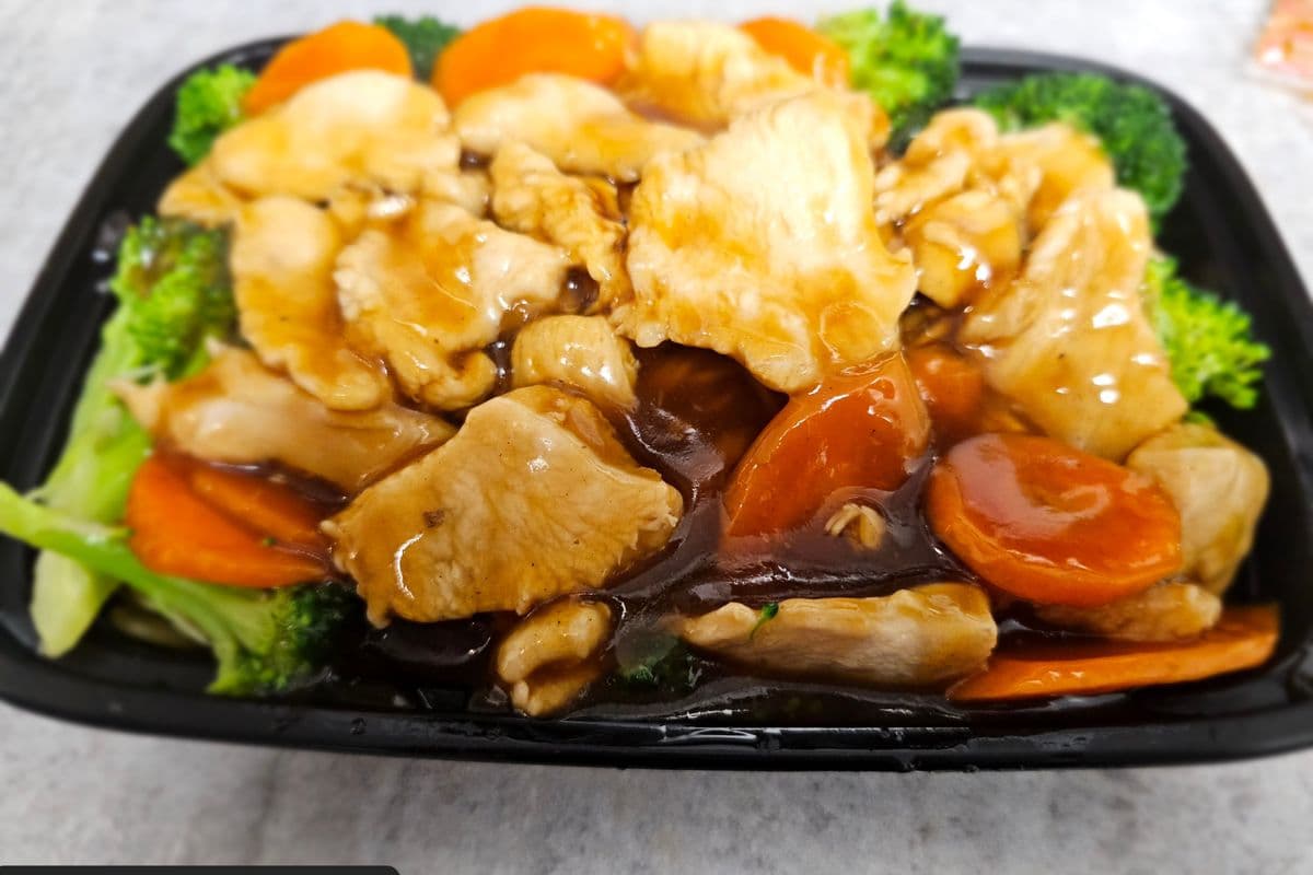 E3. Chicken, Beef, or BBQ Pork with Pan-Fried Noodle