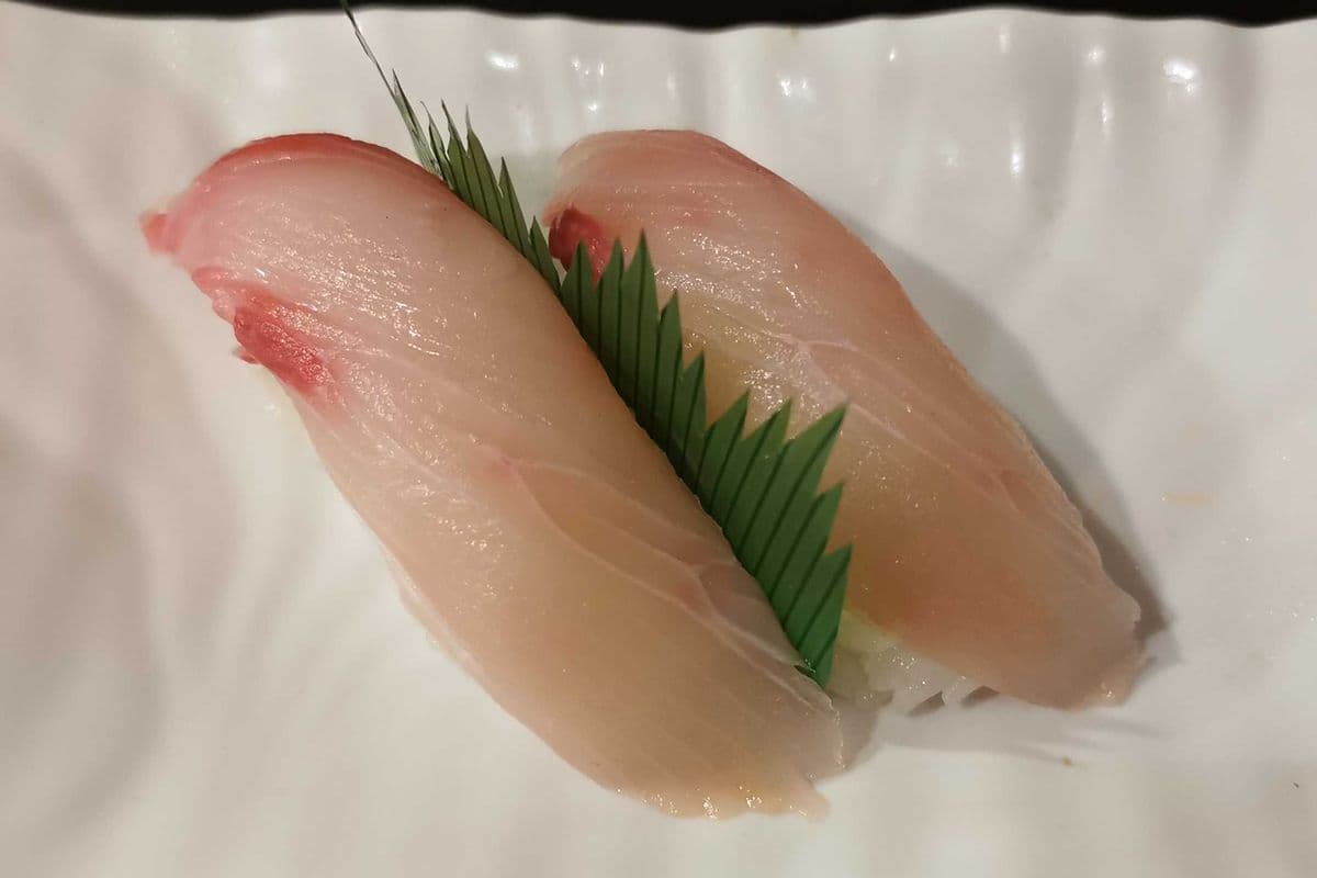 Hamachi Sushi (2 pcs)