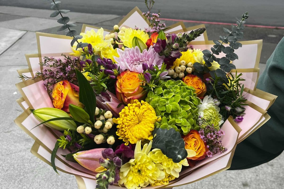 Mothers Day Gift Bundle- Large Bouquet+ Balloon + Greeting Card