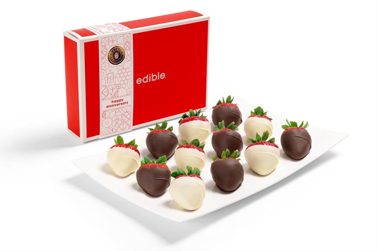 Boîte de fraises enrobées de chocolat blanc et mi-sucré / Hand-Dipped White and Semisweet Chocolate Strawberries Box (12ct)