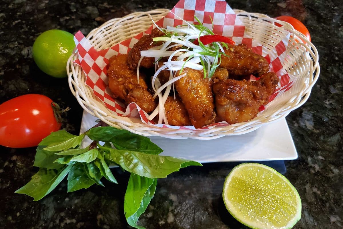 L100. Deep-Fried Chicken Wing with Fish Sauce