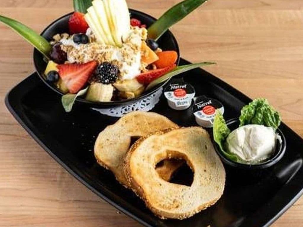Yogourt et fruits frais / Yogurt and Fresh Fruits
