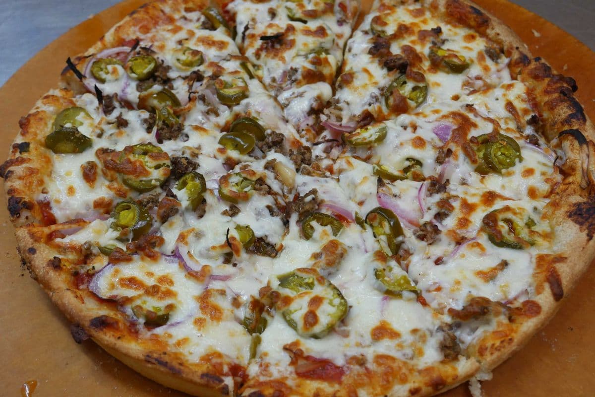 12" Medium Spicy Ground Beef and Jalapeno Pizza