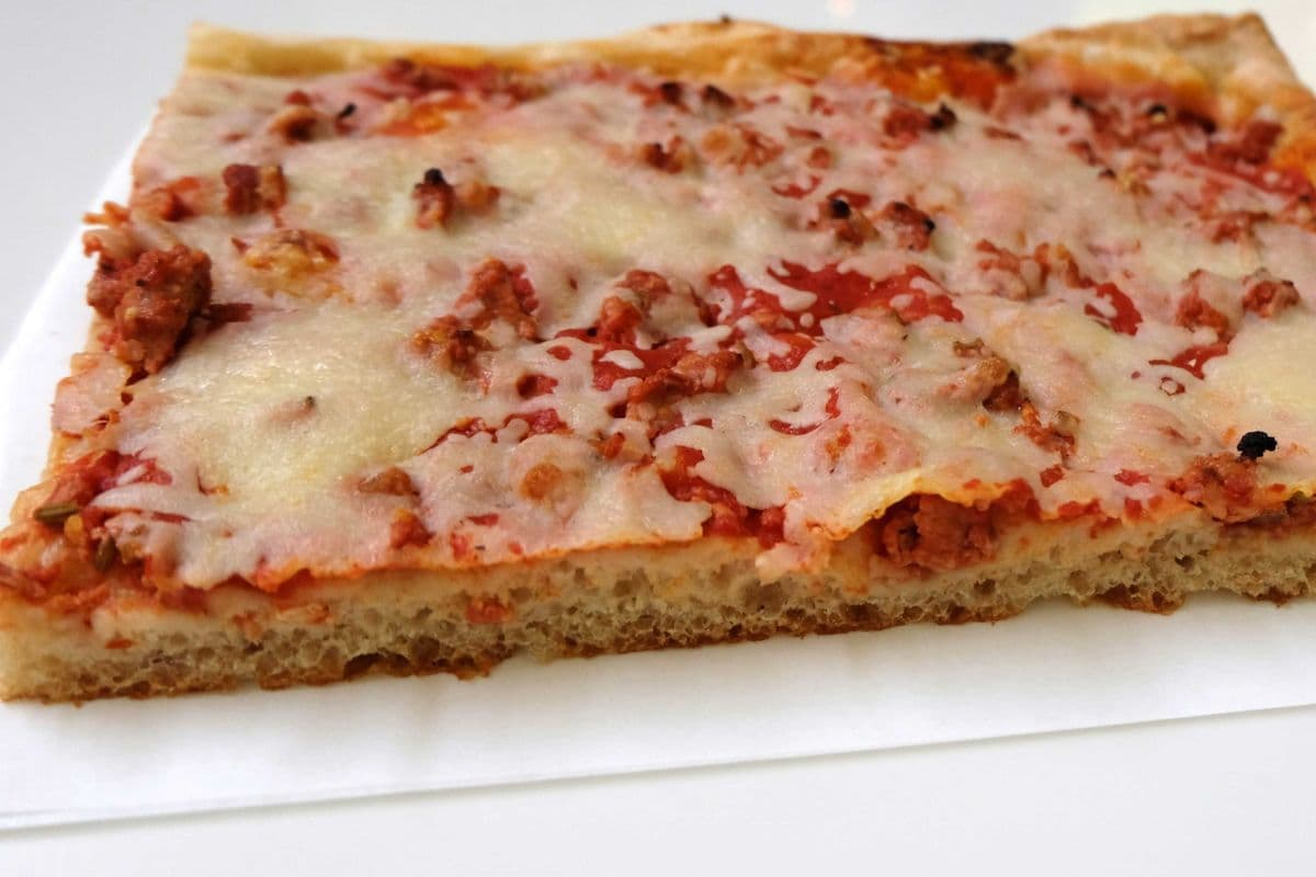 Pizza saucisse et fromage mozzarella