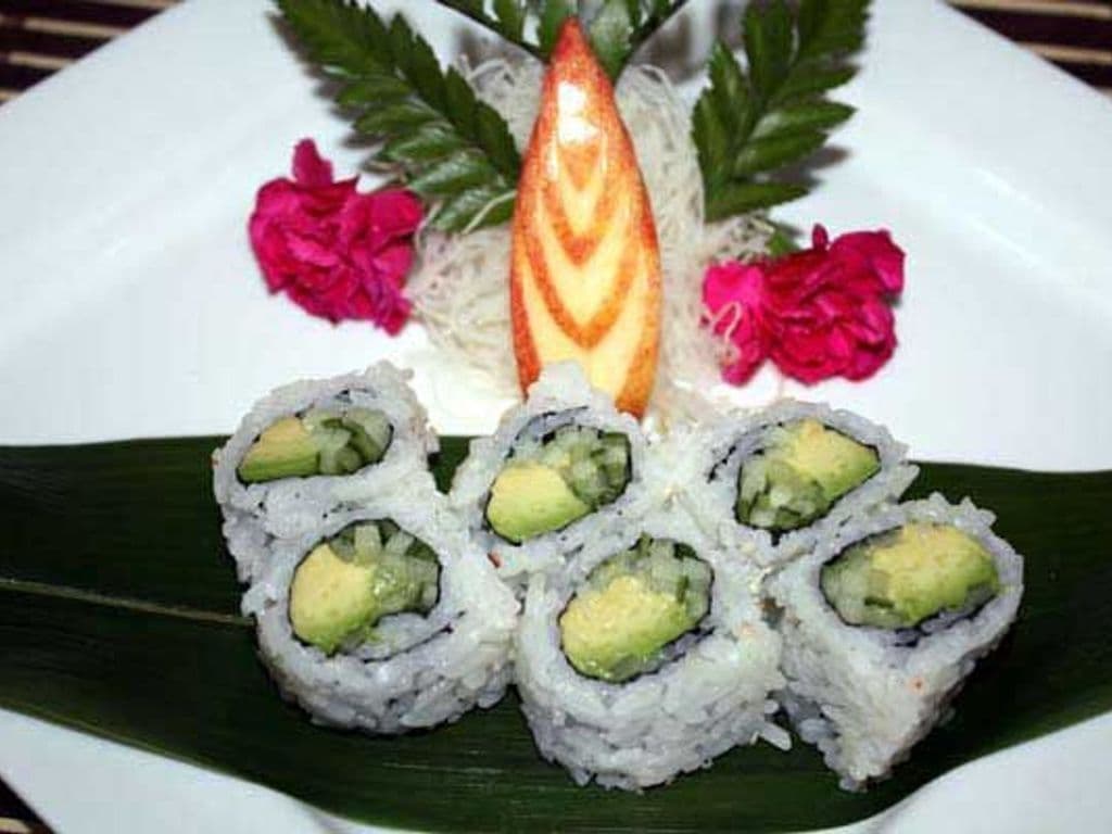 Cucumber and Avocado Roll (6pcs)