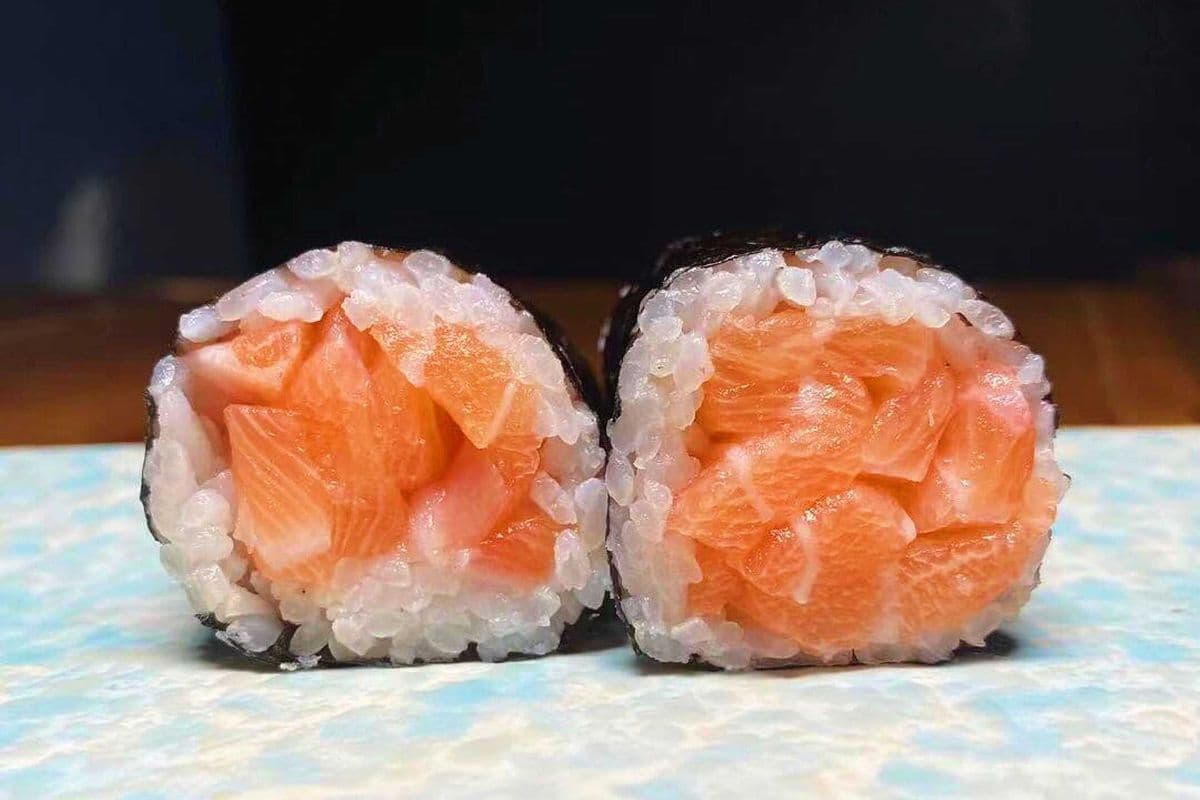 Salmon Roll (6 pcs)