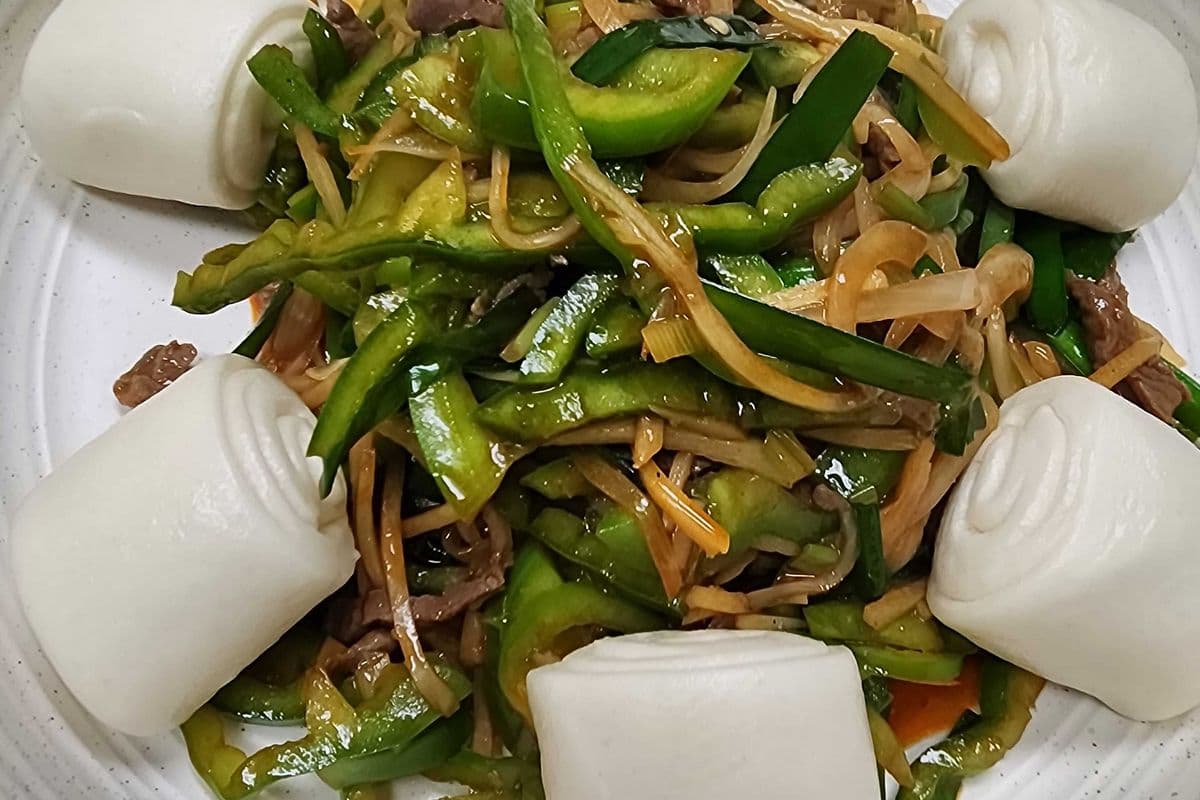 Spicy beef and Vegetable Stir-fry with steamed burn