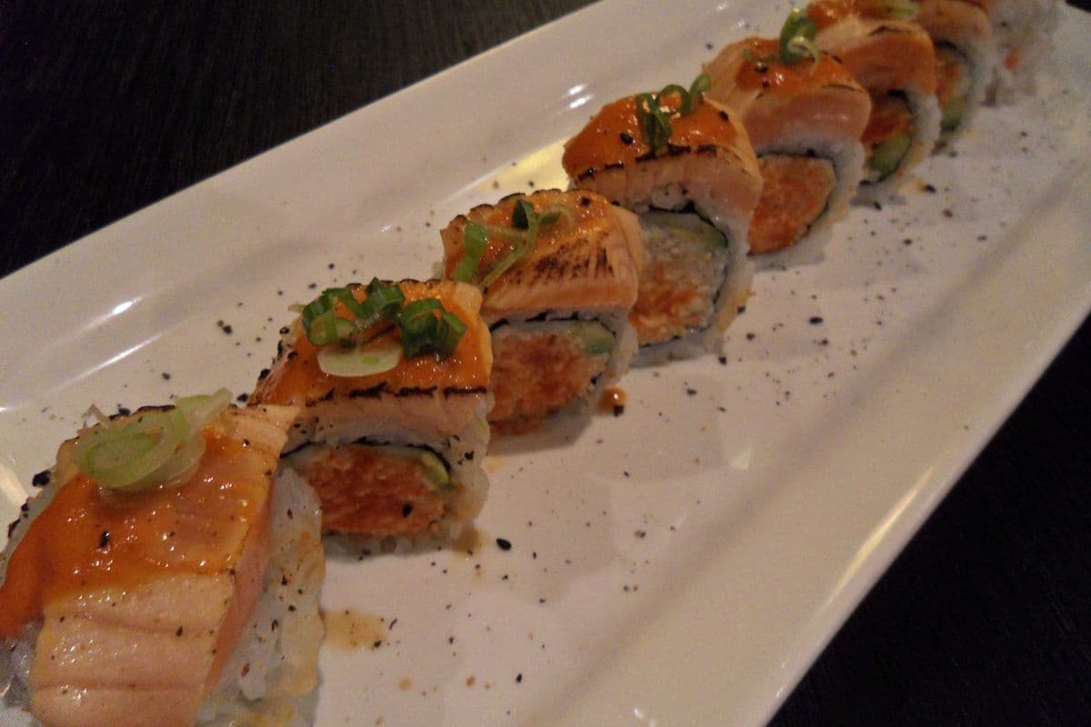 New York Salmon Steak Roll (8 pcs)