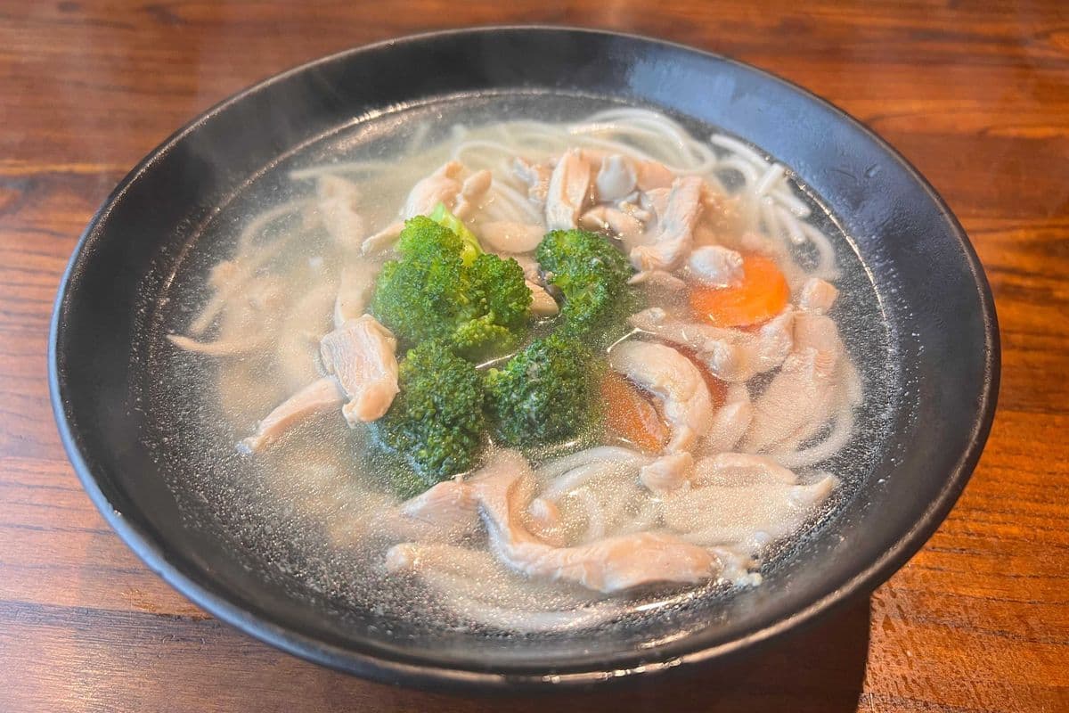 M6. Chicken Rice Noodles or Noodles Soup 鸡肉汤