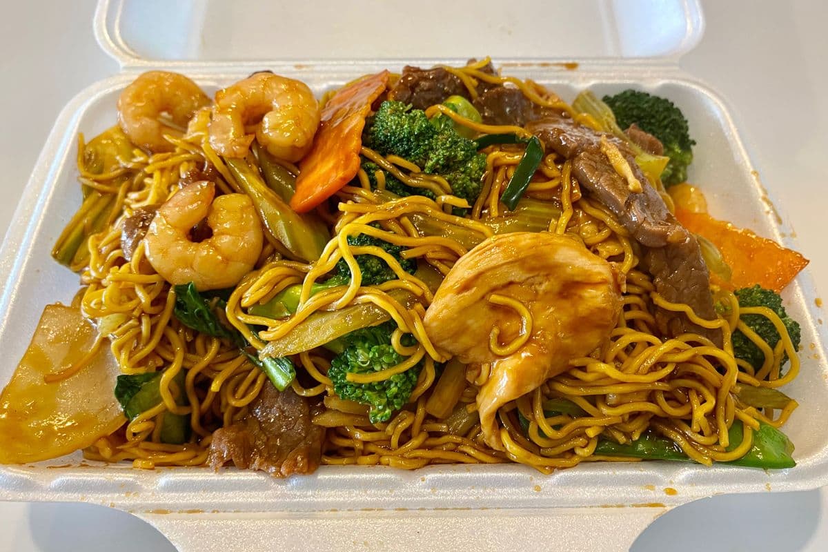 N23. Golden House Special Lo Mein