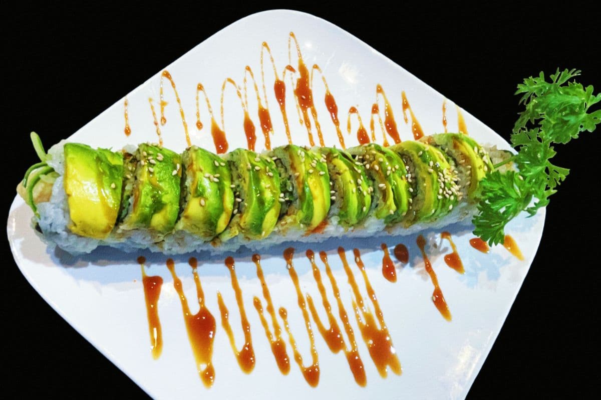 55. Green Dragon Roll (10 pcs)