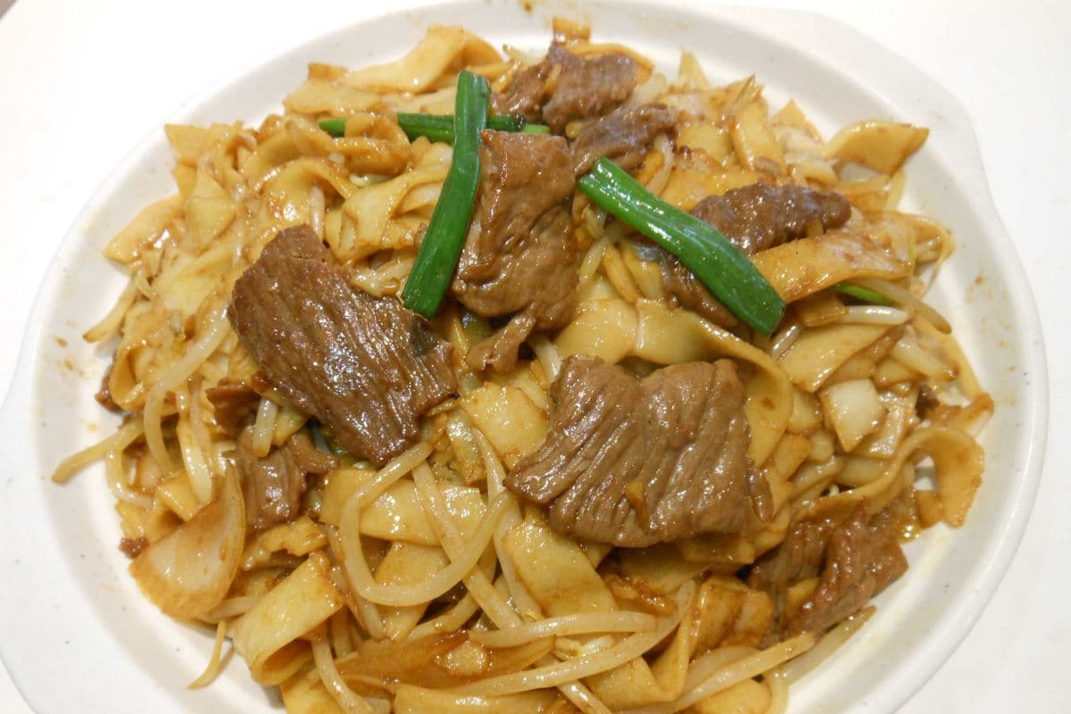 097 Fried Rice Noodle with Beef Slices and Bean Sprouts 干炒牛肉河