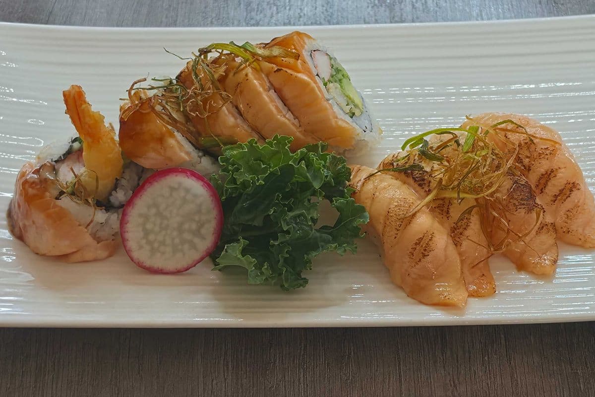 DS4. Aburi salmon combo(4 sushi, 5 aburi salmon drangon roll)