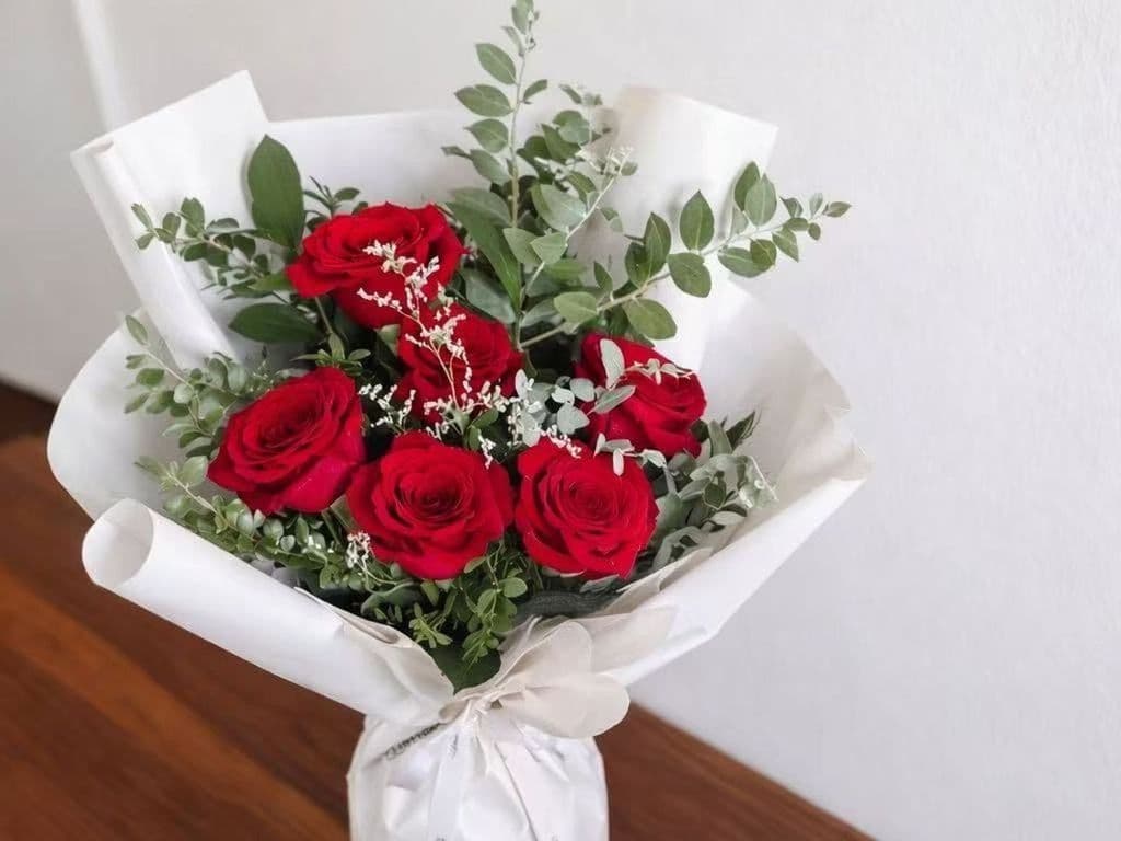 Flowers - Valentine's Bouquet #5 (6 Red Rose & Greenery)