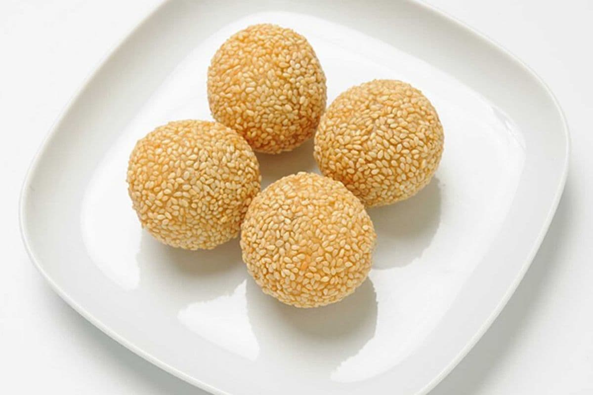 D17. Sesame Balls with Red Bean Filling 炸红豆芝麻球 (5pc)