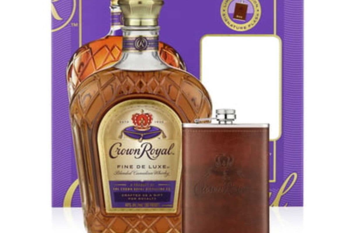 Crown Royal Gift Pack: with Flask + 750ml Bottle (1 x 750ml)