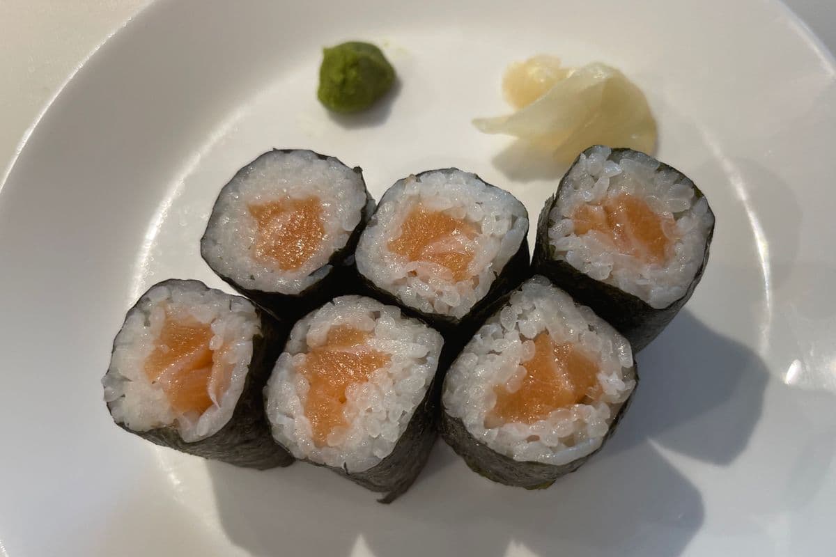 Salmon Roll (6pcs)