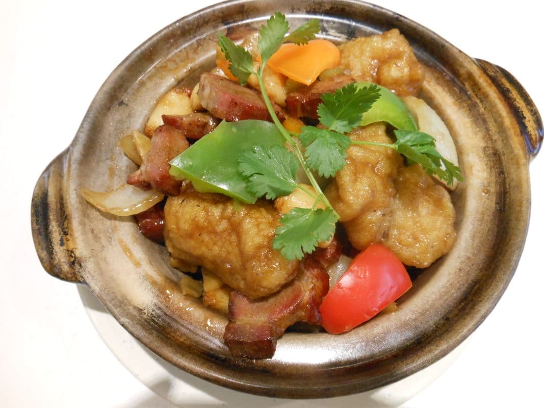 Braised Fish Slices with BBQ Pork Served in HotPot 蒜子魚柳叉燒煲