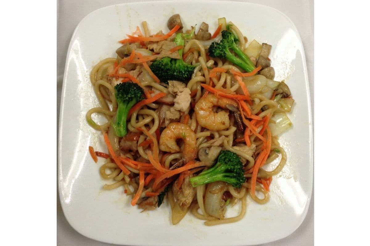 205. Stir Fried Udon Noodles with Vegetable and Pork, Chicken, and Shrimp