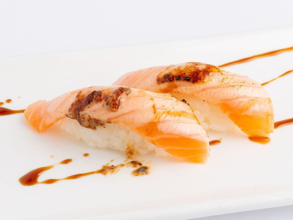 Torched Salmon Sushi (2 pcs)