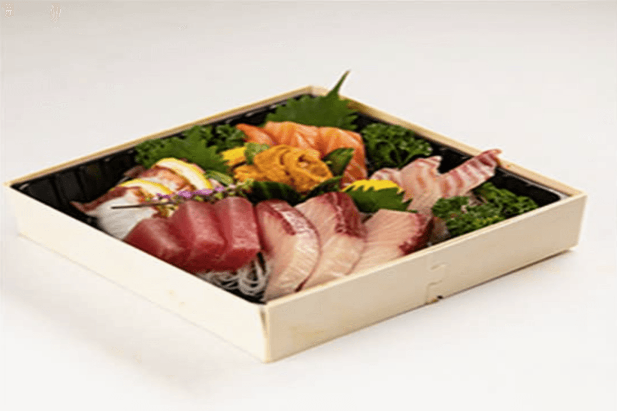 136. Deluxe Sashimi Box (18 pcs)