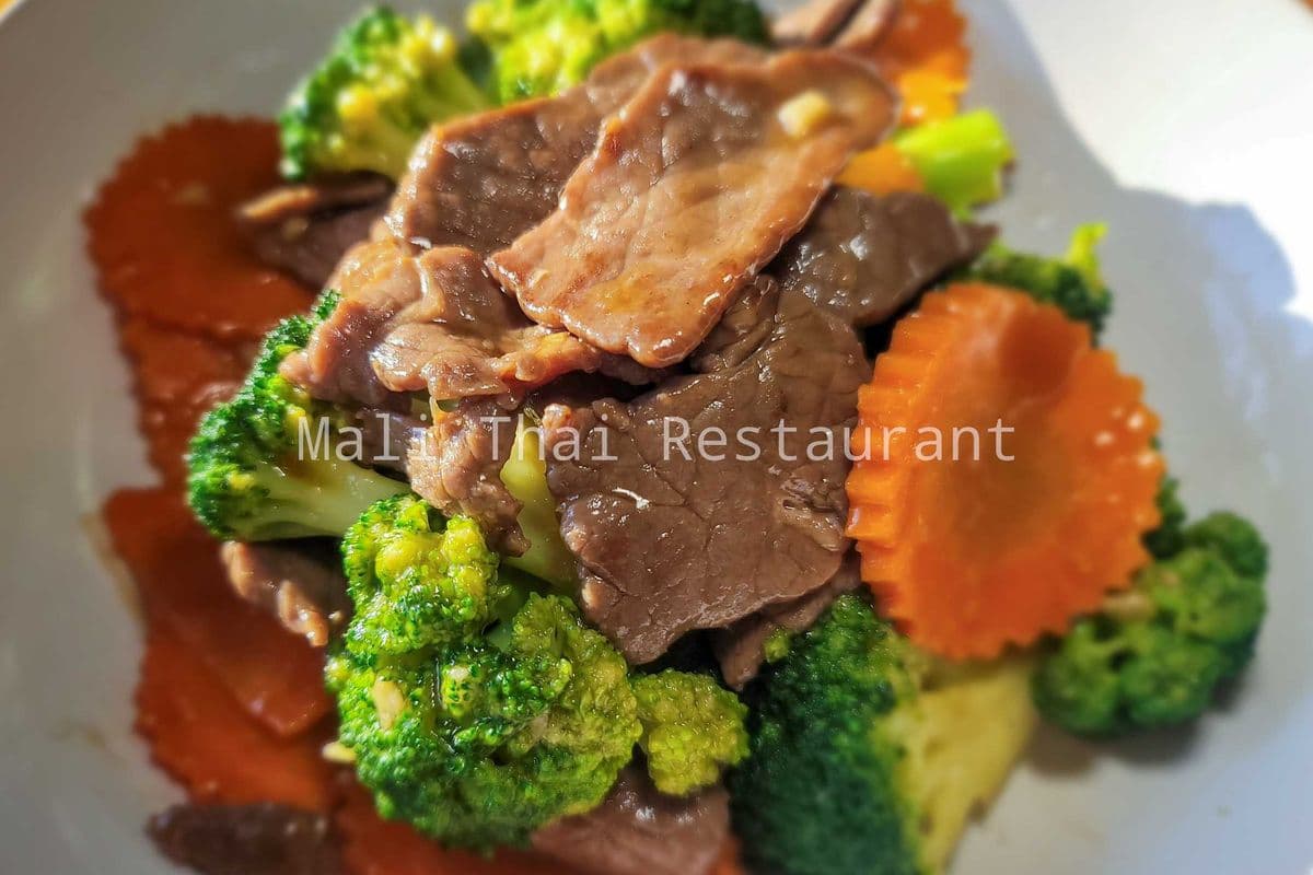 D10. Pad Nam Mun Hoi (Oyster Sauce)