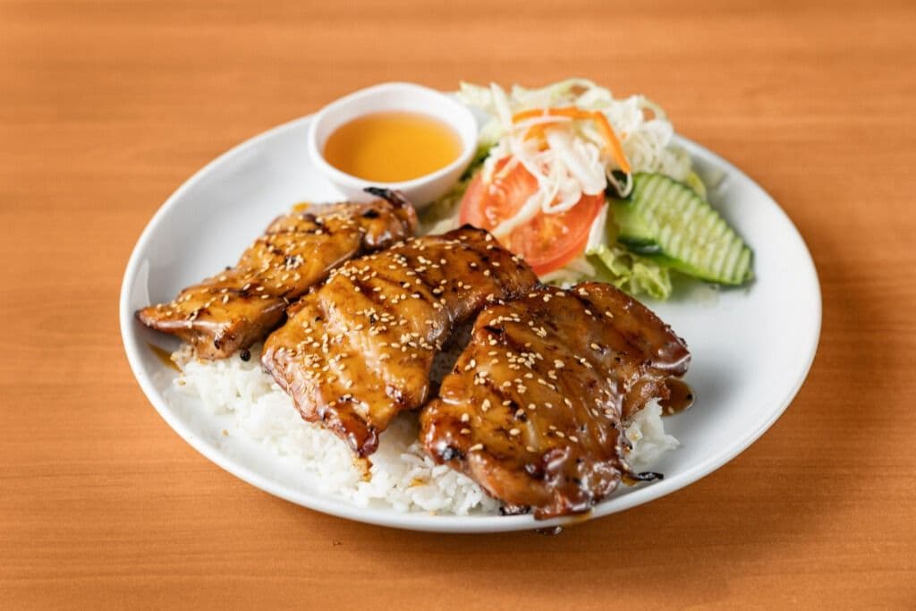 13. Poulet grillé servi avec salade / Grilled Chicken Served with Salad