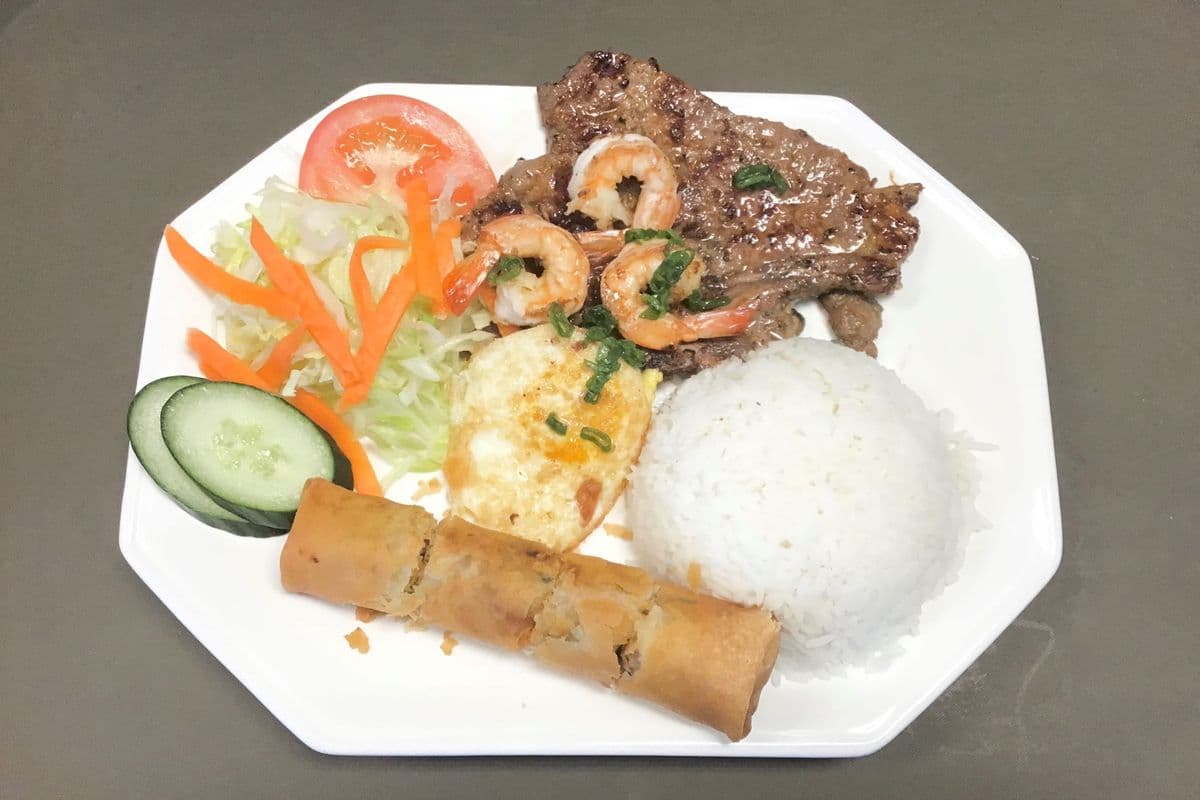 СB3. Grilled Lemongrass Pork Chop, Spring Roll, Grilled Prawns & Fried Egg with Steamed Rice / Cơm Sườn Heo Nướng Xả, Chả Giò, Tôm & Trứng Op-La