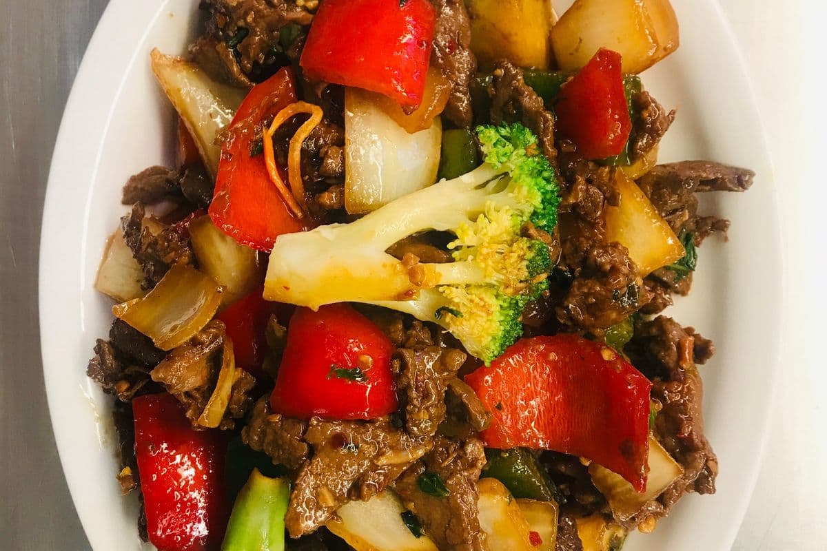 Bœuf basilique servi avec du riz jasmin