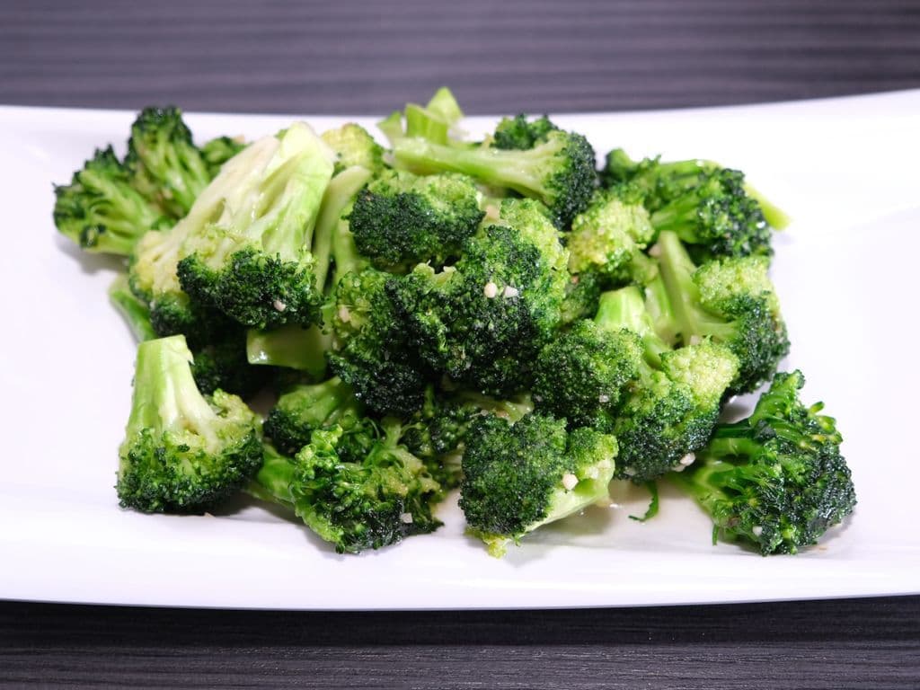 Stir-fried Broccoli w/ Garlic (蒜蓉西兰花)