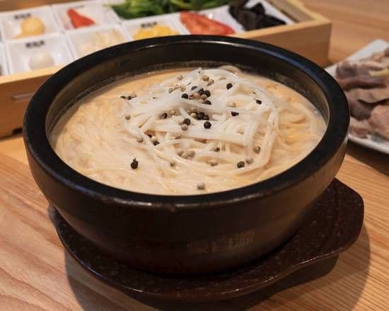 White pepper Rice Noodle with chicken and pork tripe / 招牌胡椒猪肚鸡米线
