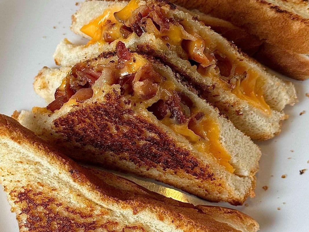 Trio Fromage Grillé avec Bacon / Grilled Cheese With Bacon