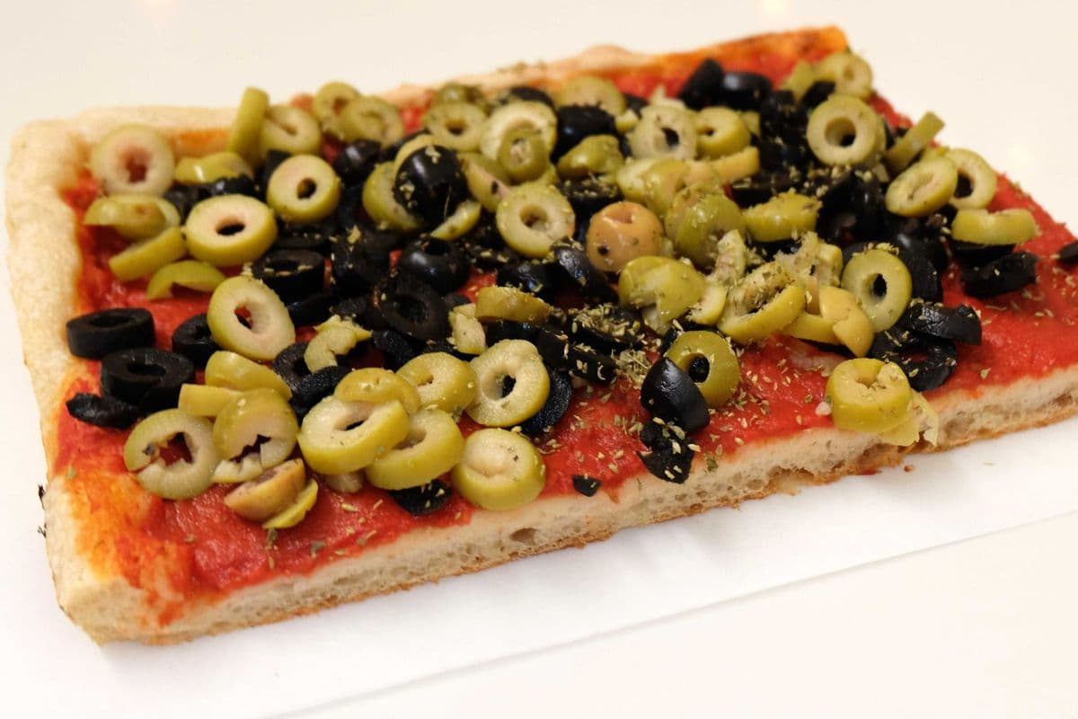 Pizza sauce tomate, olives noires et vertes