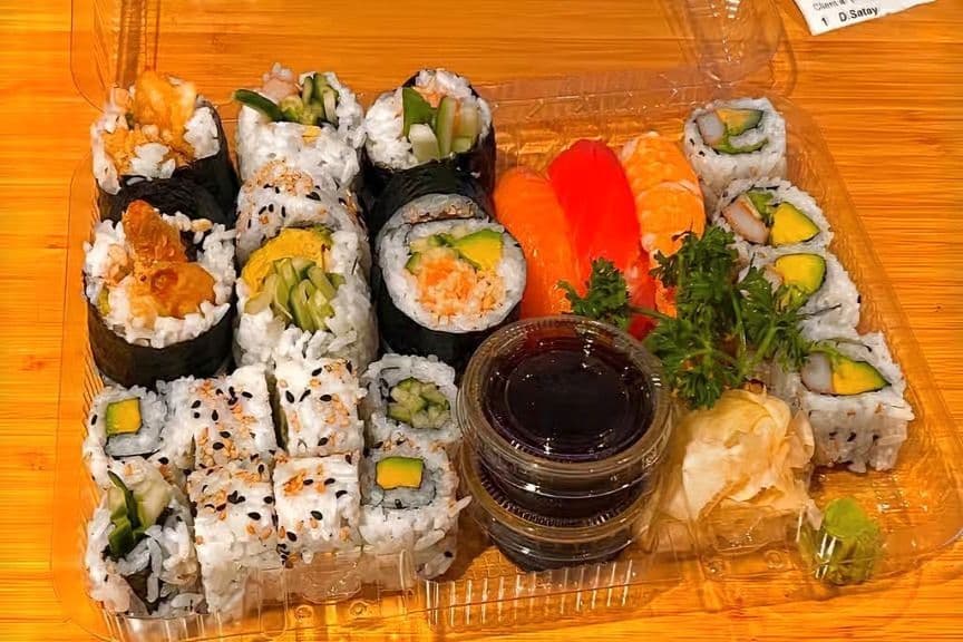 B. 28 mcx (15 futo + 6 hoso + 3 nigiri + 4 maki)