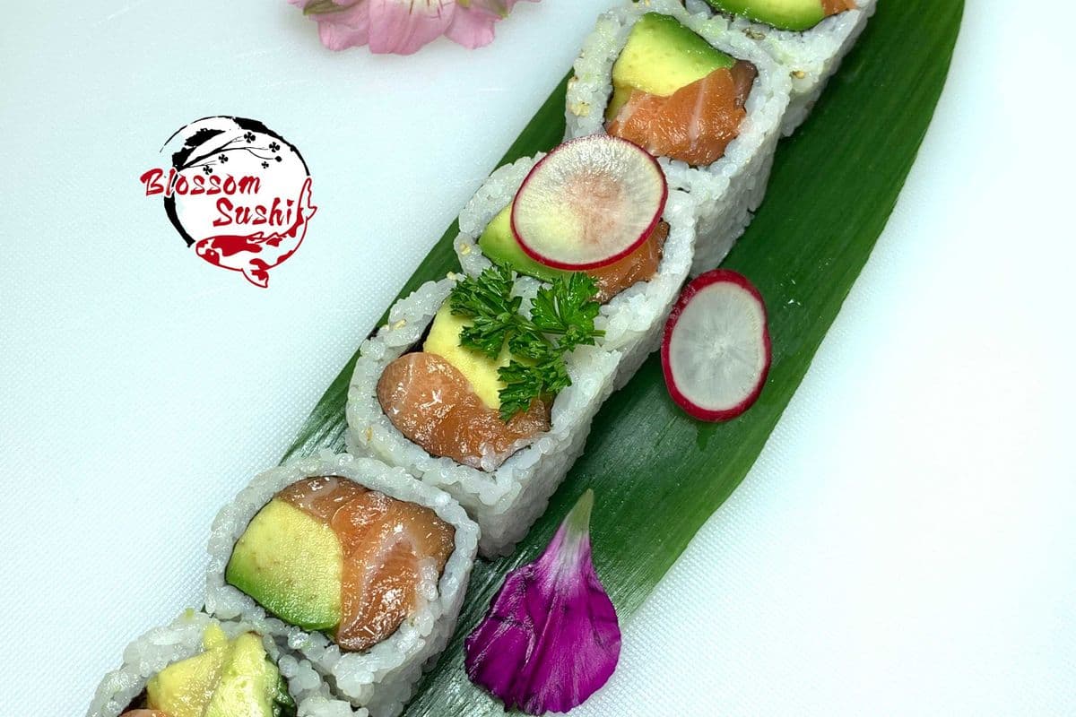 Salmon Avocado Roll (6 pcs)