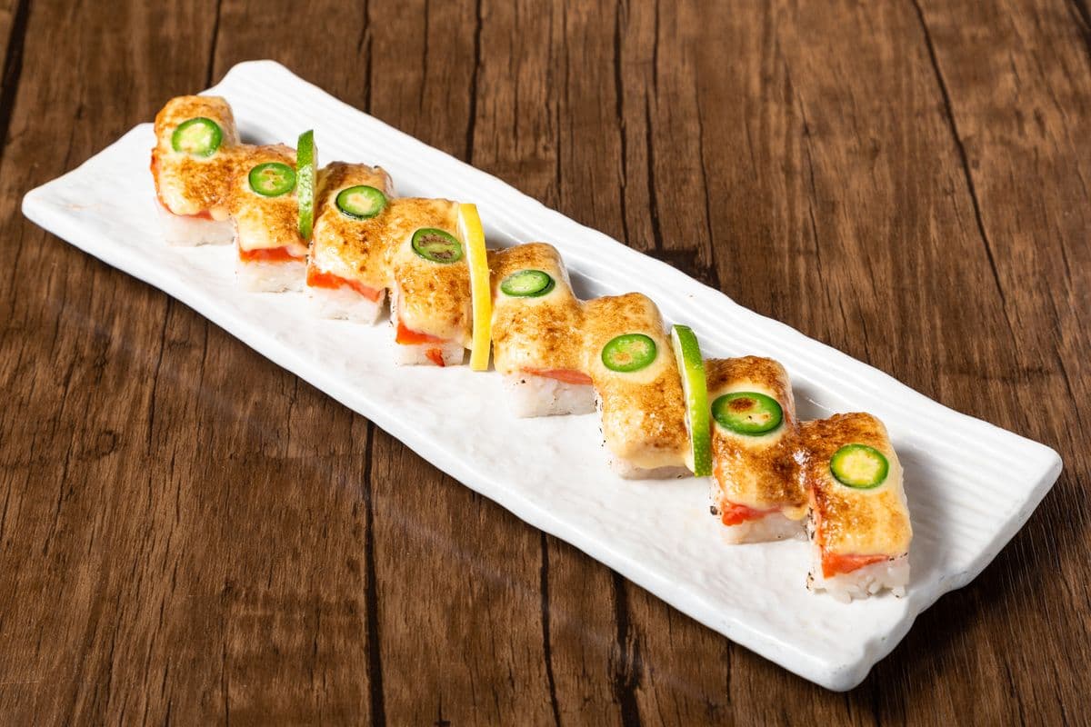 Salmon Oshi (8 pcs)