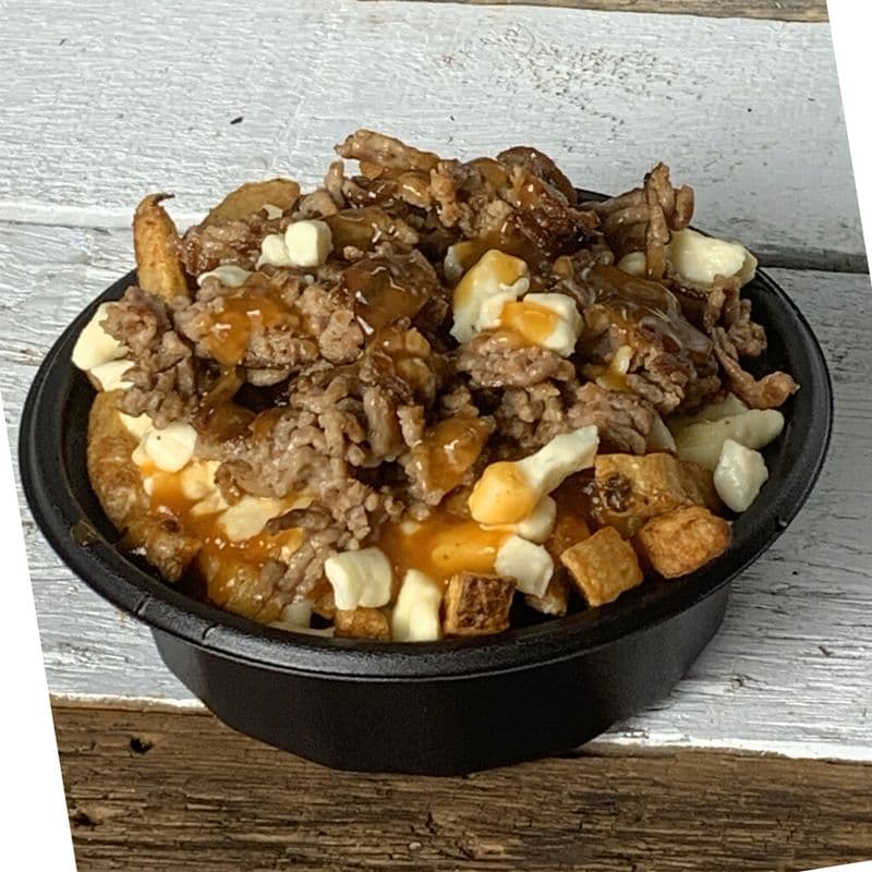 Poutine à la viande hachée et oignons